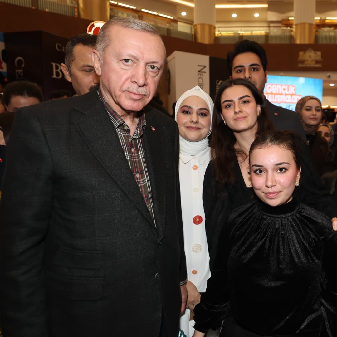 firdevssdurak's tweet photo. Gençlik buluşmasında Cumhurbaşkanımızla bir araya geldik.Ülke gündeminin önemli konularında sorular sorma ve görüşlerimizi paylaşma imkanı bulduk.Bu tür etkinlikler, gençlerin siyasete katılımını artırarak ülkemizin geleceğine yön vermemizi sağlıyor. https://t.co/euPVDVoUc6