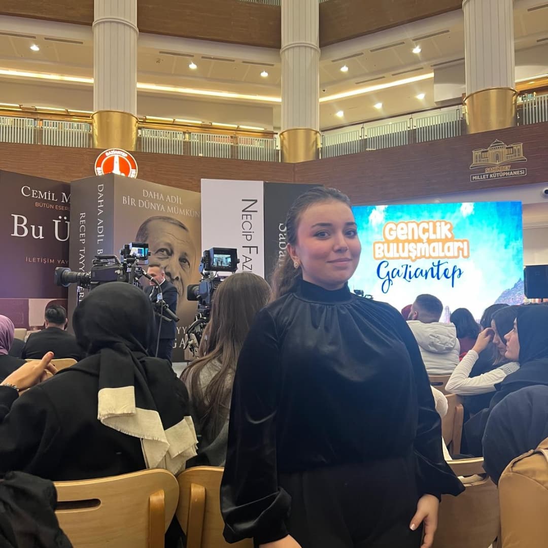firdevssdurak's tweet photo. Gençlik buluşmasında Cumhurbaşkanımızla bir araya geldik.Ülke gündeminin önemli konularında sorular sorma ve görüşlerimizi paylaşma imkanı bulduk.Bu tür etkinlikler, gençlerin siyasete katılımını artırarak ülkemizin geleceğine yön vermemizi sağlıyor. https://t.co/euPVDVoUc6