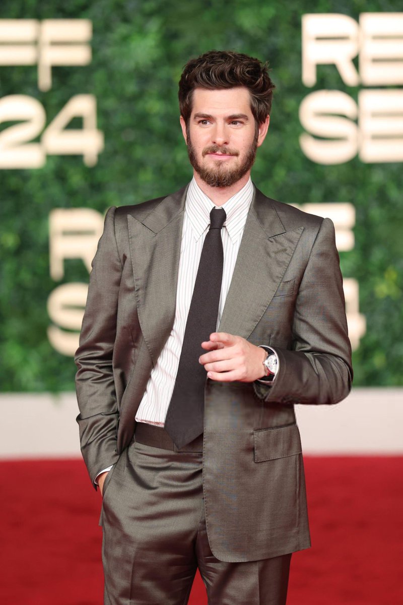 Andrew Garfield compareceu na exibição de gala de 'We Live In Time' no Red Sea International Film Festival.