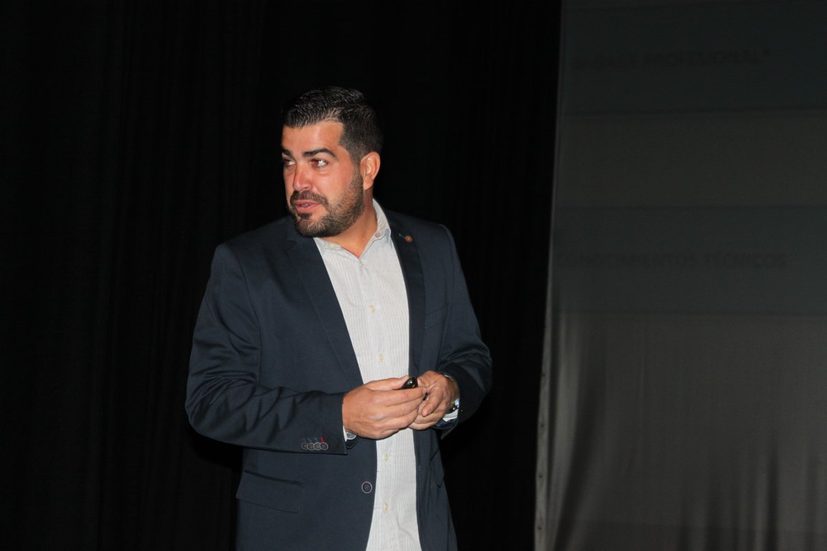 RFFM_oficial's tweet photo. 👩‍🏫👨‍🏫 COMITÉ DE ENTRENADORES

Hoy ha tenido lugar en el Teatro Enrique Tierno Galván del @AytoLeganes la novena sesión de las Jornadas de Dirección Deportiva organizadas por el Comité de @EntrenadoRffm.

La Directora Deportiva del @futbolellascff, Bárbara Lobo (@barbaralobo21), y su homólogo en el @cdsanroqueeff, Roberto Díaz (@Pika2011), han sido los ponentes de una última jornada muy productiva.

El presidente del Comité, @serranonino, y la presidenta del Comité de Fútbol Femenino de la RFFM, @AnaRQuiros, también han estado presentes en ambas ponencias.