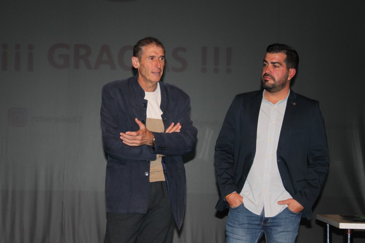 RFFM_oficial's tweet photo. 👩‍🏫👨‍🏫 COMITÉ DE ENTRENADORES

Hoy ha tenido lugar en el Teatro Enrique Tierno Galván del @AytoLeganes la novena sesión de las Jornadas de Dirección Deportiva organizadas por el Comité de @EntrenadoRffm.

La Directora Deportiva del @futbolellascff, Bárbara Lobo (@barbaralobo21), y su homólogo en el @cdsanroqueeff, Roberto Díaz (@Pika2011), han sido los ponentes de una última jornada muy productiva.

El presidente del Comité, @serranonino, y la presidenta del Comité de Fútbol Femenino de la RFFM, @AnaRQuiros, también han estado presentes en ambas ponencias.