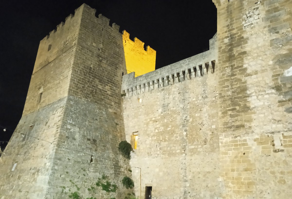Giusepp34637041's tweet photo. #VentagliDiParole
#InvitoAllaVisione
Di un castello in puglia di sera... 🏰 #Puglia https://t.co/M79Eh2jVJI