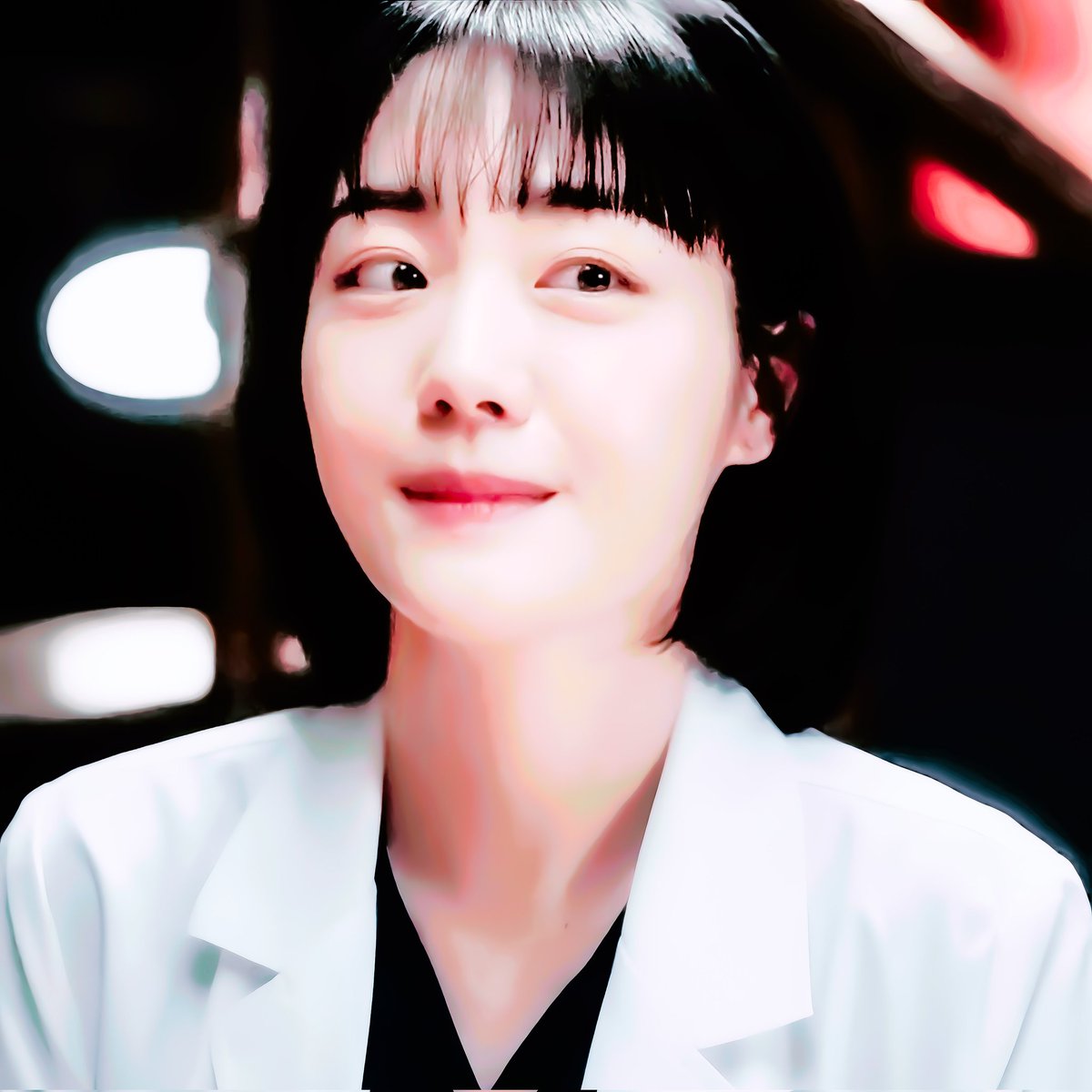 그거야 힘들어 죽겠지만, 또 그만큼 뿌듯하니까요. 그냥 윤아름인 나는 시시하고 별 볼 일 없는 사람이지만, 의사 윤아름인 나는... 그래도 뭔가 제법 그럴 듯 하거든요.