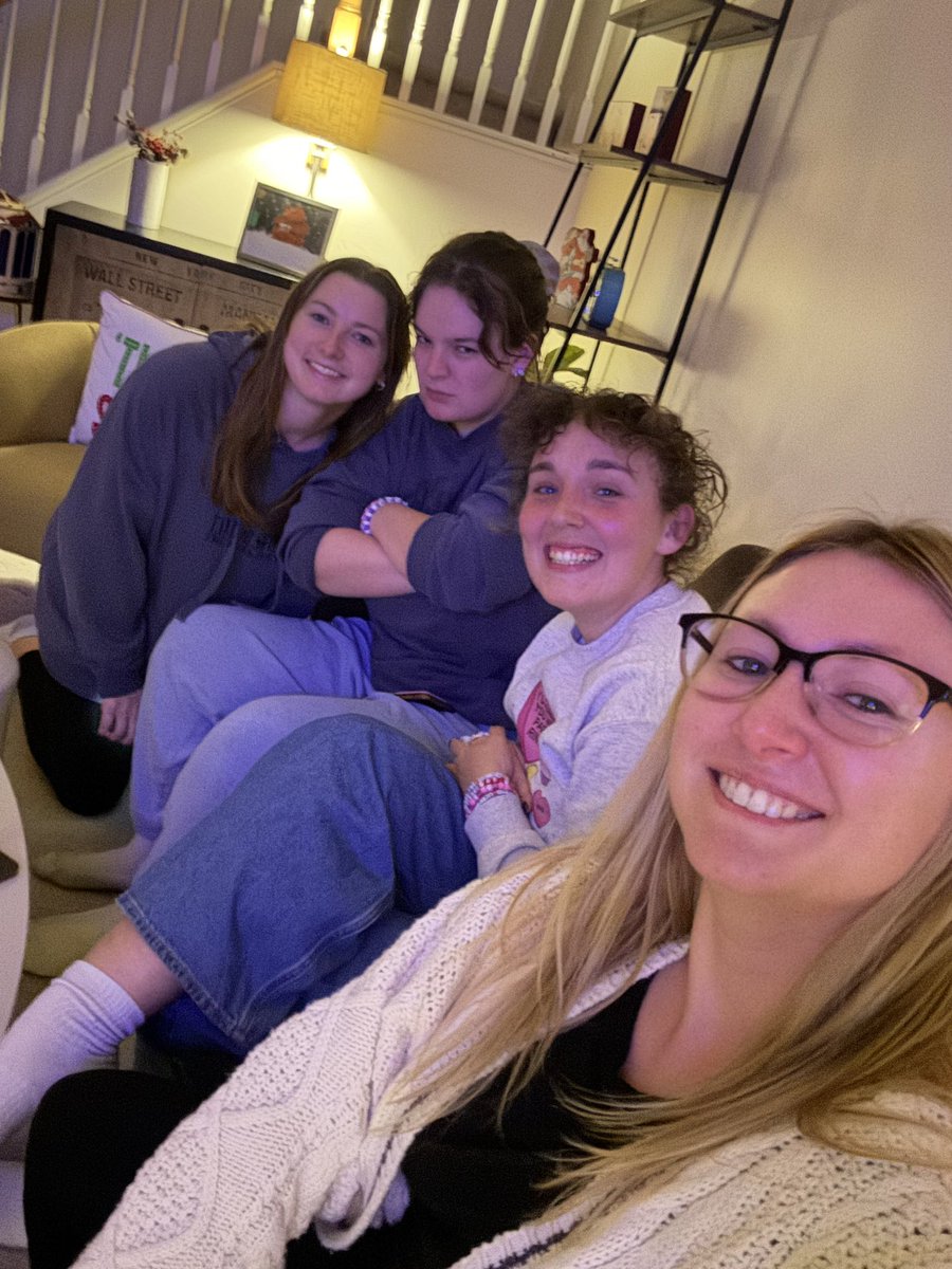 alvinyakitory_'s tweet photo. girlies for opening and closing weekend 🩵🩷💚 eras tour forever taylor swift forever #TSTheErasTour @taylorswift13 @taylornation13 https://t.co/gXt6H2oiNk