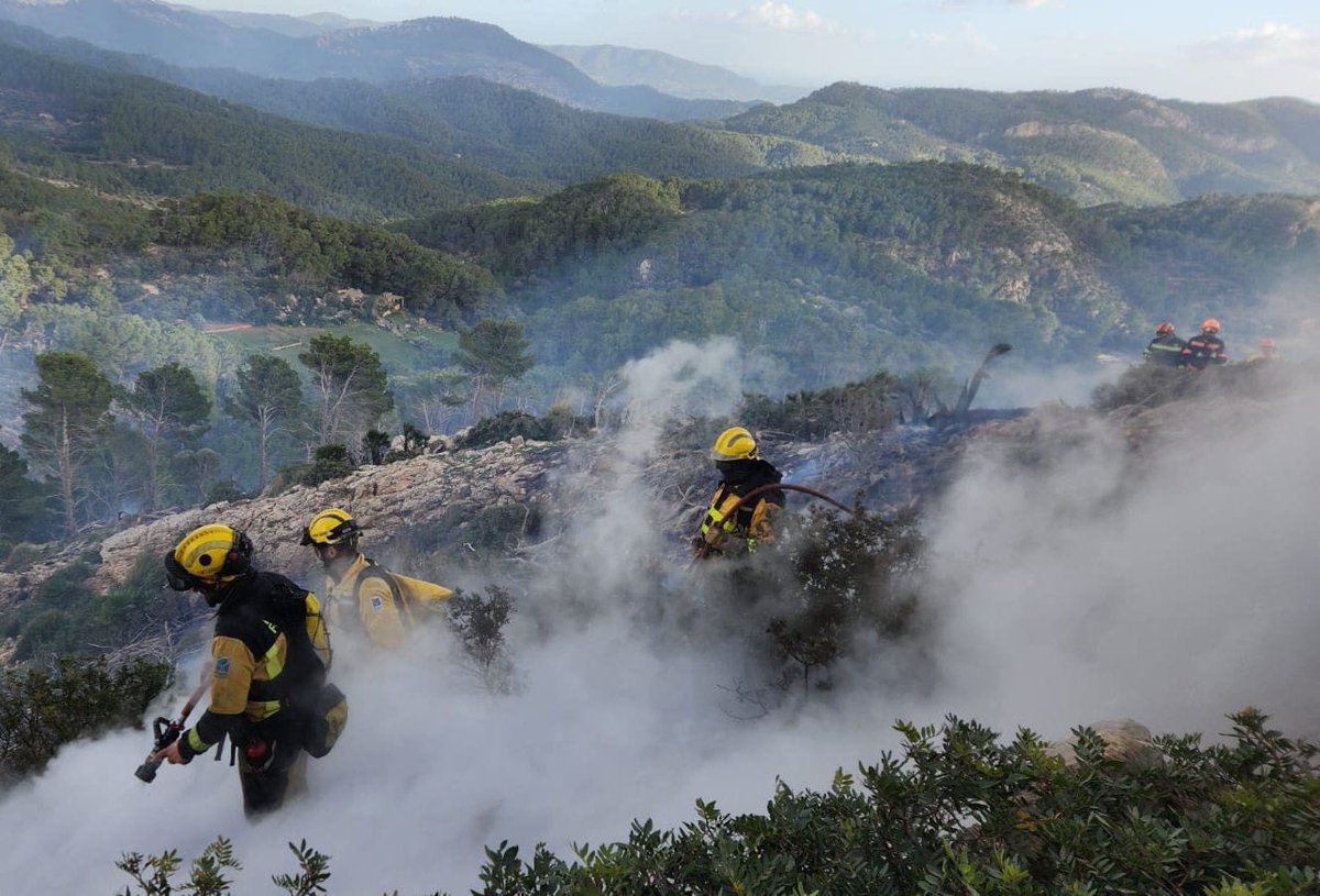 AjAndratx's tweet photo. #ifAndratx EXTINGUIDO✅, 70ha quemadas.

Gracias a los 160 efectivos de Ibanat, Emergencies, Bombers de Mallorca, Policía Local, Guardia Civil, SAMU061, Protección Civil Municipal y de otros municipios de la isla y brigada municipal por la gran labor realizada y coordinada. https://t.co/gm7VuiAYXC