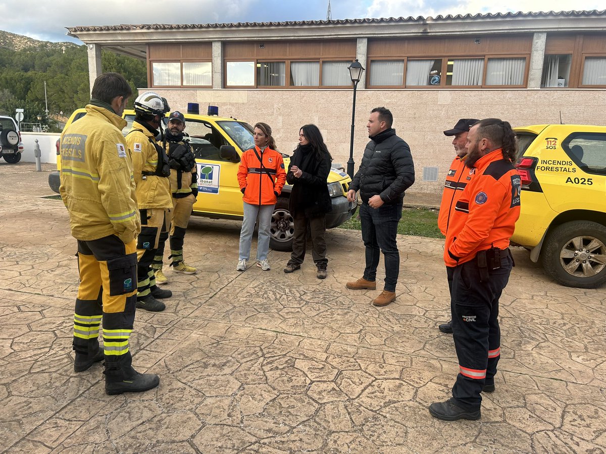 AjAndratx's tweet photo. #ifAndratx EXTINGUIDO✅, 70ha quemadas.

Gracias a los 160 efectivos de Ibanat, Emergencies, Bombers de Mallorca, Policía Local, Guardia Civil, SAMU061, Protección Civil Municipal y de otros municipios de la isla y brigada municipal por la gran labor realizada y coordinada. https://t.co/gm7VuiAYXC