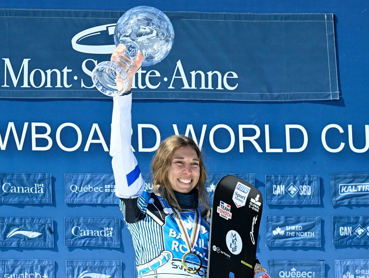 le_Parisien's tweet photo. 💬 «Ma grossesse se passe bien, je peux continuer l’entraînement et c’est ce qui me rend vraiment épanouie aussi»

Chloé Trespeuch, double médaillée olympique de snowboard cross, attend son premier enfant

Un bouleversement comme elle nous l'explique ➡️ https://t.co/iBgpQyibZN https://t.co/xPdS2wQV0o
