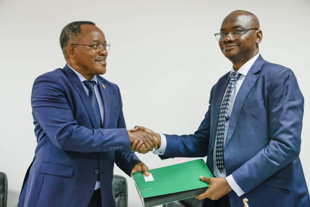 RTNBurundi's tweet photo. #Burundi Umushikiranganji @A_Niyonzim wa @FinancesBdi amenyesha ko iyo mfashanyo ikoreshejwe neza izofasha mu bikorwa vyo gushika kuri ya #mbonakazoza ry' #Uburundi, igihugu #cifashe muri 2040, igihugu giteye #imbere muri 2060 ngo kuko izofasha mu mibereho myiza y'abenegihugu. https://t.co/qWPHw8DKms