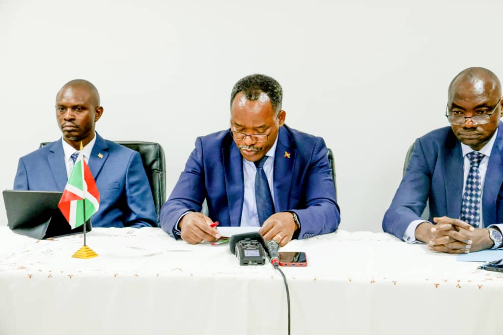 RTNBurundi's tweet photo. #Burundi Umushikiranganji @A_Niyonzim wa @FinancesBdi amenyesha ko iyo mfashanyo ikoreshejwe neza izofasha mu bikorwa vyo gushika kuri ya #mbonakazoza ry' #Uburundi, igihugu #cifashe muri 2040, igihugu giteye #imbere muri 2060 ngo kuko izofasha mu mibereho myiza y'abenegihugu. https://t.co/qWPHw8DKms