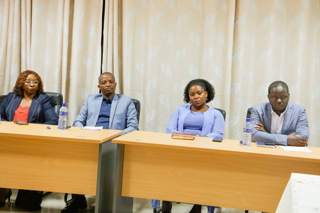 RTNBurundi's tweet photo. #Burundi Umushikiranganji @A_Niyonzim wa @FinancesBdi amenyesha ko iyo mfashanyo ikoreshejwe neza izofasha mu bikorwa vyo gushika kuri ya #mbonakazoza ry' #Uburundi, igihugu #cifashe muri 2040, igihugu giteye #imbere muri 2060 ngo kuko izofasha mu mibereho myiza y'abenegihugu. https://t.co/qWPHw8DKms