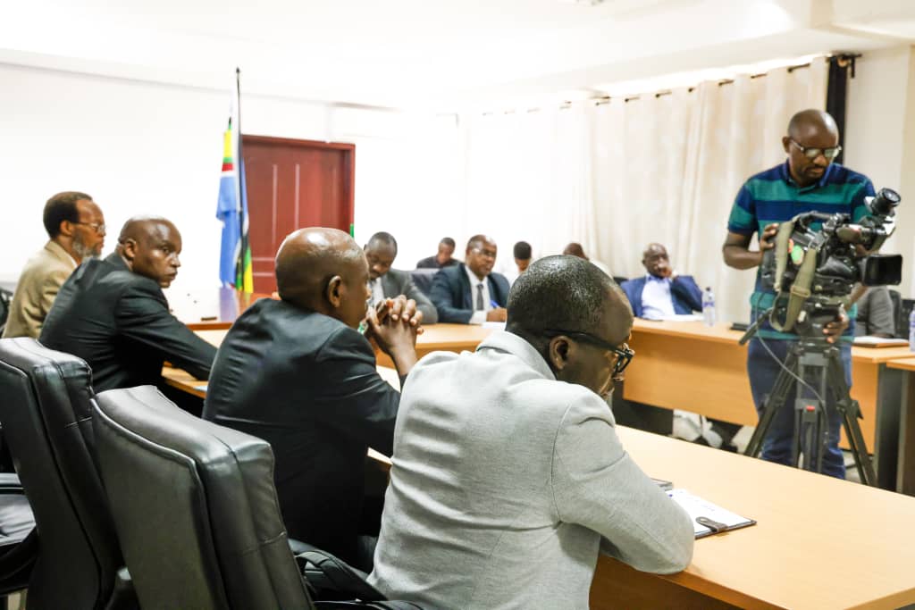 RTNBurundi's tweet photo. #Burundi Umushikiranganji @A_Niyonzim wa @FinancesBdi amenyesha ko iyo mfashanyo ikoreshejwe neza izofasha mu bikorwa vyo gushika kuri ya #mbonakazoza ry' #Uburundi, igihugu #cifashe muri 2040, igihugu giteye #imbere muri 2060 ngo kuko izofasha mu mibereho myiza y'abenegihugu. https://t.co/qWPHw8DKms