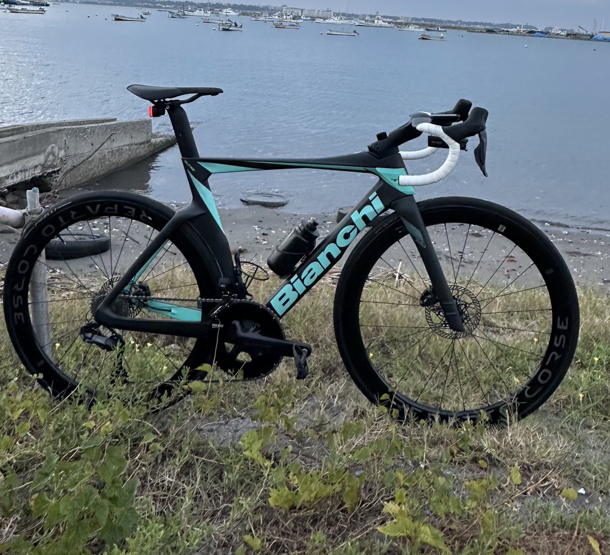 arch0809's tweet photo. 次のタイヤ飴サイドがブラックかどっちがいい？

#ロードバイク
 #Bianchi 
＃roadbike https://t.co/hMeonTDkF5