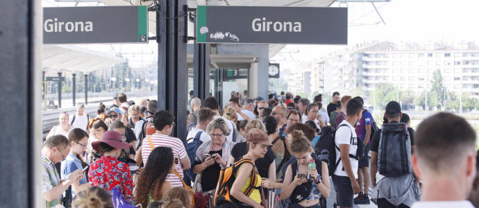 Metatron19's tweet photo. @Transxte 🔴⚙️♾️ SPQR ;-MK))) @IsidreGavin @InesGranollers ,@sarabailac ,@lauracastelfort @PujolBonell 📌Subete a un #rodalies de #Catalunya, veras Q lo unico K llega con puntualidad #Suiza es la incidencia diària.
📌El tamaño de la cara dura solo es comparable al caos de #rodalias‼️ https://t.co/F8iIvvo8U6