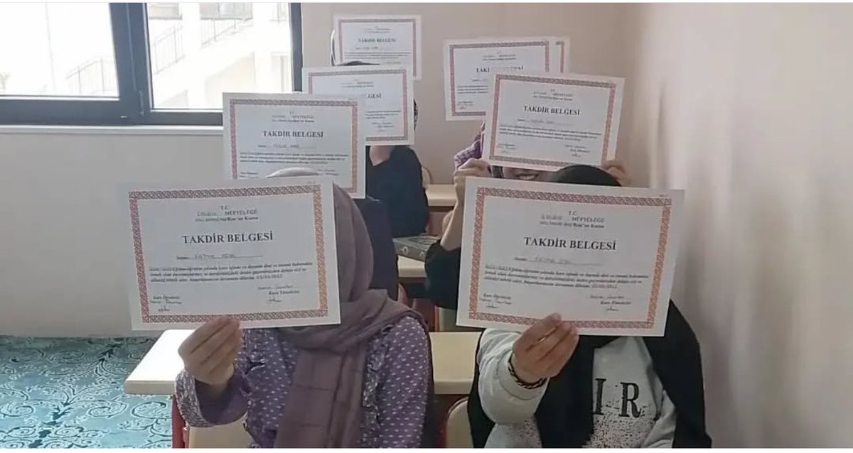 Ebu Hureyre (ra)
#Rasûlüllah (sav) şöyle buyurdu.
Öldükten sonra amel defterleri kapanmayan üç kimse kimlerdir?
#SadakaiCâriye 

Annemiz Hacı Rahime Polat Kursu adına Diyanet işleri Başkanımız Sn .  <a href="/DIBAliErbas/">Prof. Dr. Ali Erbaş</a> Takdir belgesini  Başkanlık Müşaviri  <a href="/Dr_FatihKurt/">Fatih KURT</a> Diyanet