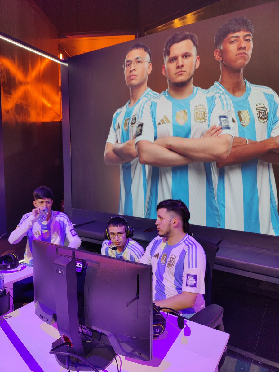 AfaEsports's tweet photo. Comienza el #Dia1 del @FIFAe Mundial de eFootball 

Míralo en vivo 
https://t.co/bvHQU3ercH

#VamosSeleccion 🇦🇷🇦🇷🇦🇷 https://t.co/KdIghDlHj5