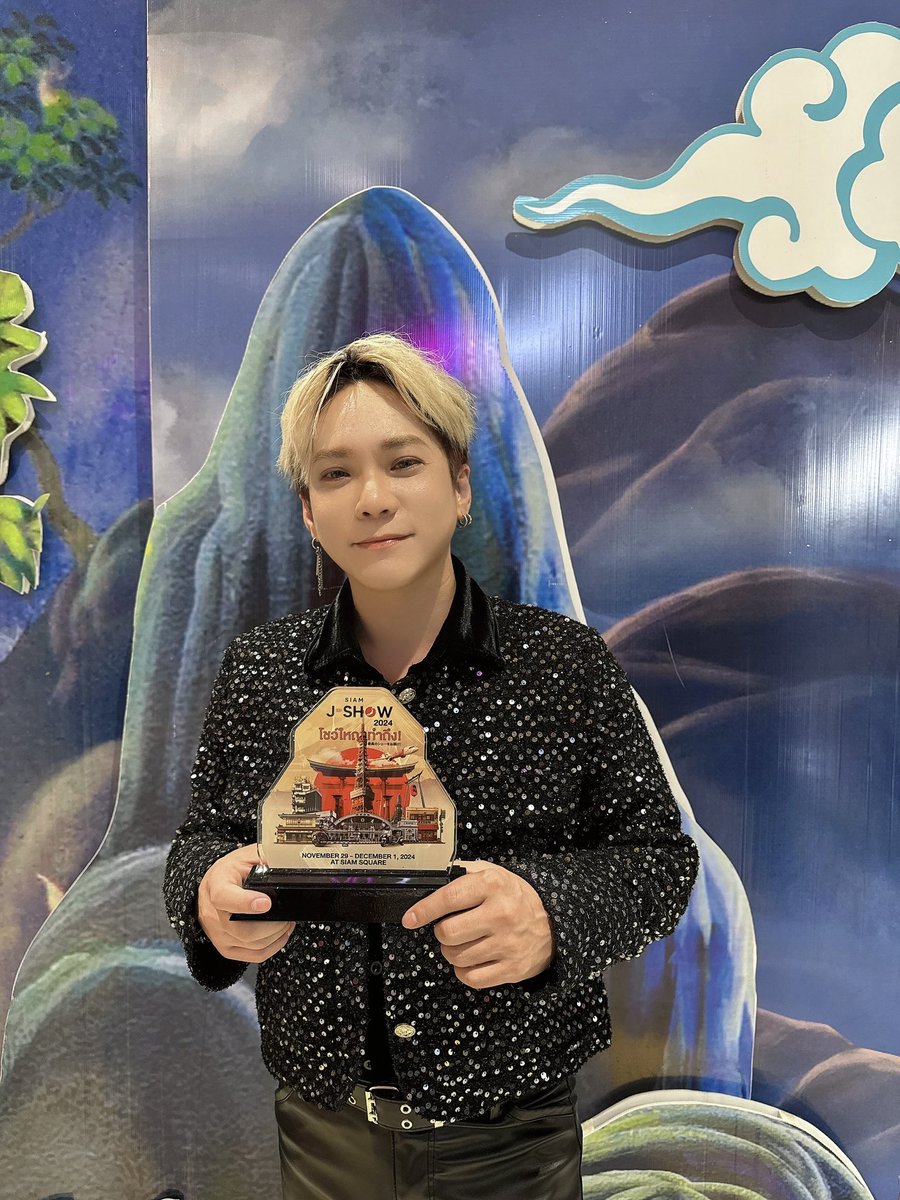 WeLittlePrinces's tweet photo. ได้ถ่ายรูปกับ Trophy ที่ได้รับจากงาน 𝑺𝑰𝑨𝑴 𝑱-𝑺𝑯𝑶𝑾 𝑷𝑹𝑬𝑺𝑬𝑵𝑻𝑬𝑫 𝑩𝒀 𝑨𝑰𝑹 𝑨𝑺𝑰𝑨 ครับทีมแล้ว 😊
#SiamJShow2024presentedbyAirAsia #SiamJShow2024 #FlyAirAsia #サイアムJショー2024 #โชว์ใหญ่ทำถึง #JStage #ShowStage #NipponStage #StreetShow #บินตรงญี่ปุ่นไปกับAirAsia https://t.co/pPDaaXBtw3