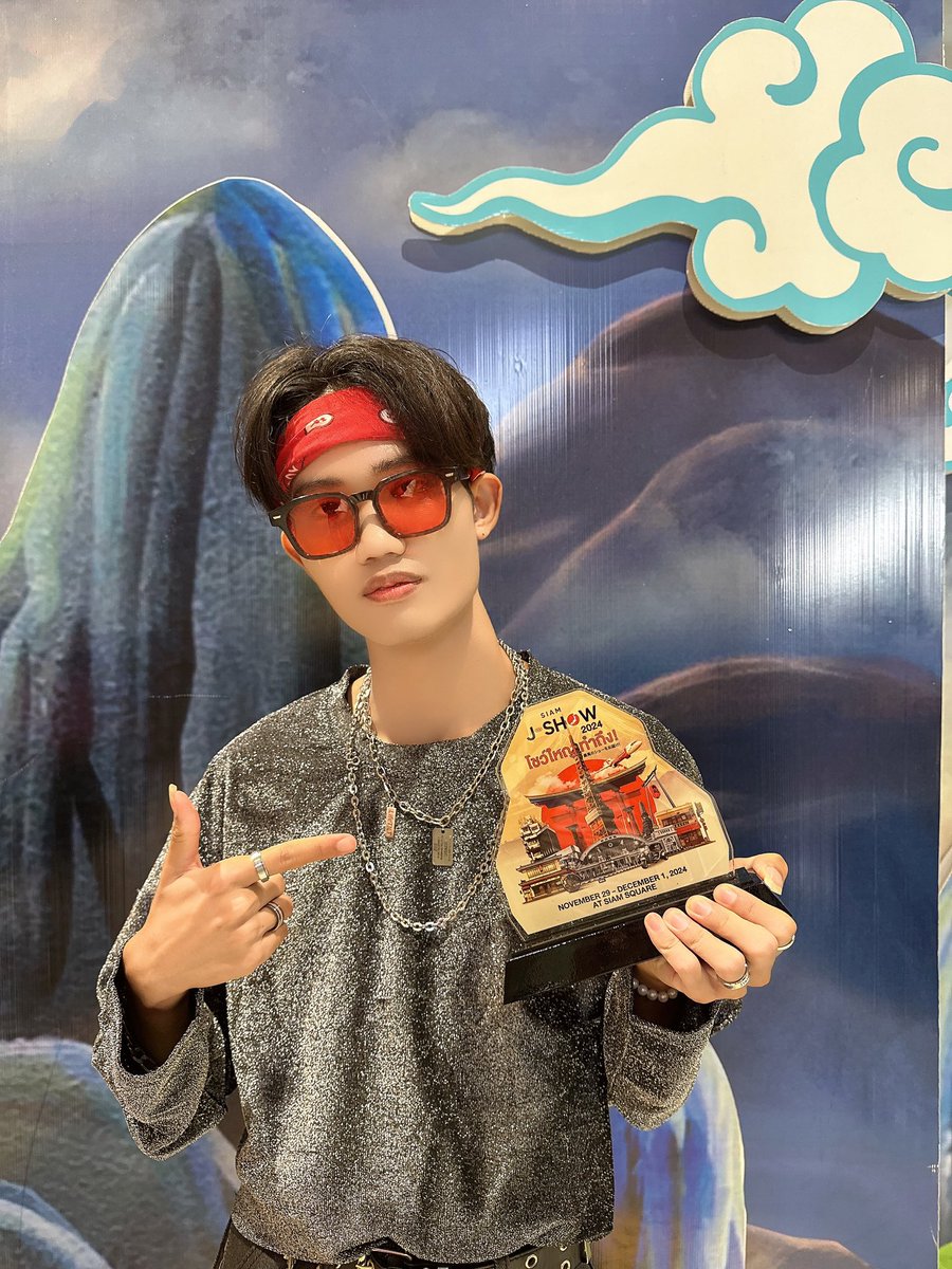 WeLittlePrinces's tweet photo. ได้ถ่ายรูปกับ Trophy ที่ได้รับจากงาน 𝑺𝑰𝑨𝑴 𝑱-𝑺𝑯𝑶𝑾 𝑷𝑹𝑬𝑺𝑬𝑵𝑻𝑬𝑫 𝑩𝒀 𝑨𝑰𝑹 𝑨𝑺𝑰𝑨 ครับทีมแล้ว 😊
#SiamJShow2024presentedbyAirAsia #SiamJShow2024 #FlyAirAsia #サイアムJショー2024 #โชว์ใหญ่ทำถึง #JStage #ShowStage #NipponStage #StreetShow #บินตรงญี่ปุ่นไปกับAirAsia https://t.co/pPDaaXBtw3