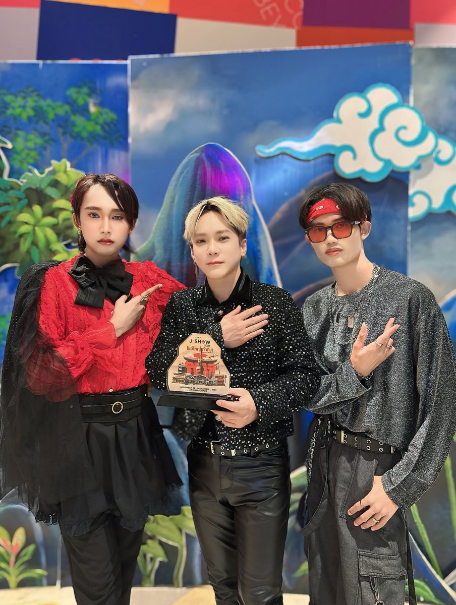 WeLittlePrinces's tweet photo. ได้ถ่ายรูปกับ Trophy ที่ได้รับจากงาน 𝑺𝑰𝑨𝑴 𝑱-𝑺𝑯𝑶𝑾 𝑷𝑹𝑬𝑺𝑬𝑵𝑻𝑬𝑫 𝑩𝒀 𝑨𝑰𝑹 𝑨𝑺𝑰𝑨 ครับทีมแล้ว 😊
#SiamJShow2024presentedbyAirAsia #SiamJShow2024 #FlyAirAsia #サイアムJショー2024 #โชว์ใหญ่ทำถึง #JStage #ShowStage #NipponStage #StreetShow #บินตรงญี่ปุ่นไปกับAirAsia https://t.co/pPDaaXBtw3