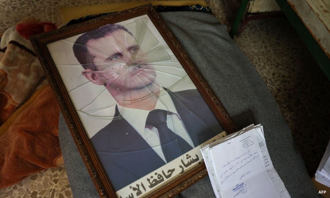 theICTJ's tweet photo. #Syria | Syrian rebels seized the capital #Damascus unopposed on Sunday after a lightning advance that sent President Bashar al-Assad fleeing to Russia after a 13-year civil war and six decades of his family's autocratic rule.

Read more: https://t.co/hjouonq5PY
Source: @Reuters https://t.co/QIjveqhJPi