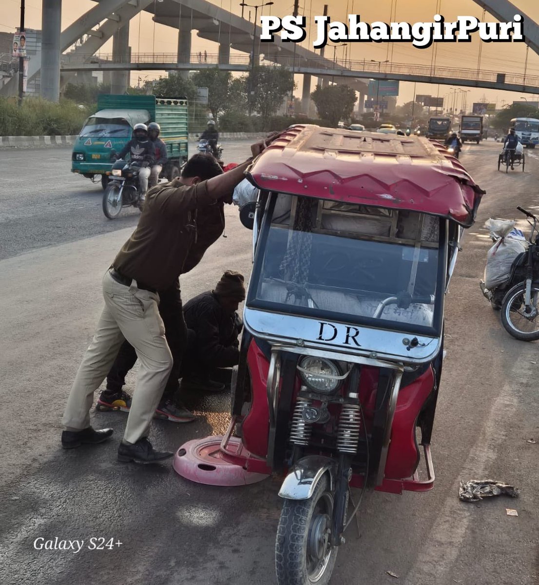 DCP_NorthWest's tweet image. थाना जहांगीरपुरी के बीट स्टाफ द्वारा एक ई-रिक्शा चालक की मदद कर मानवता और सेवा भाव का परिचय दिया।🙏🏻

यह घटना पुलिस और जनता के बीच भरोसे और सहयोग का प्रतीक है। हमारी टीम आपकी सुरक्षा और मदद के लिए हमेशा तैयार है।🤝🏻

#WeCareForYou🌷