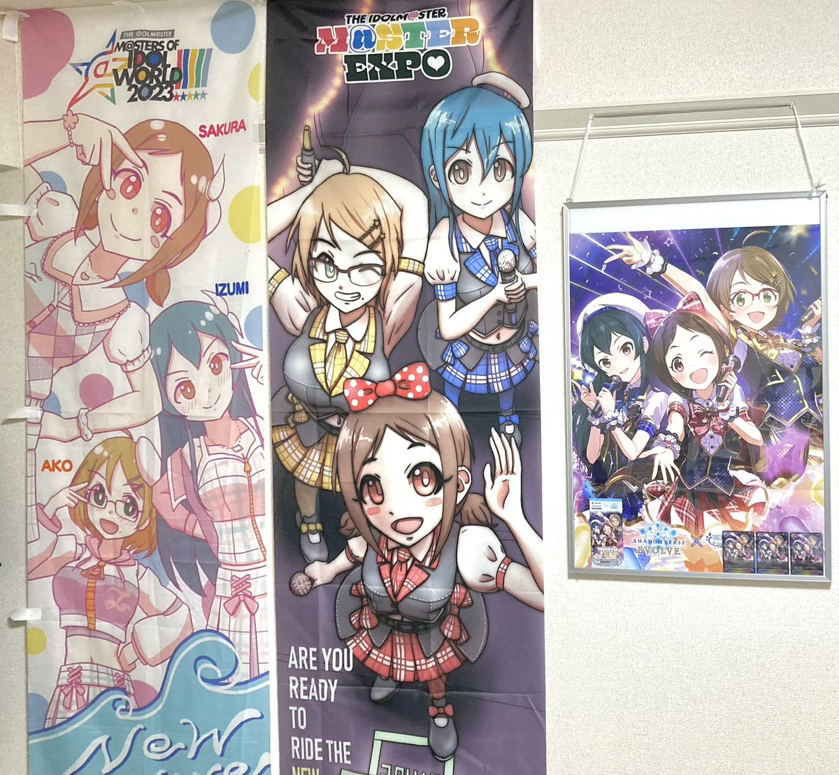 Salazar_Factory's tweet photo. 今週末の #アイマスエキスポ 会場に掲載されるニューウェーブ応援幕が一足お先に手元に届きました！
残念ながら私は当日会場へは行けませんので 現地で撮ったお写真を沢山投稿頂けるととても嬉しいです😊
#ニューウェーブ
#村松さくら
#大石泉
#土屋亜子 https://t.co/xejIjpYXap