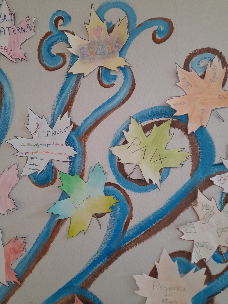 Pour la journée de la #Laicite , un arbre de la laïcité a été réalisé par les élèves et s'étoffe à mesure que les 5e déposent une feuille décrivant le principe de laïcité. <a href="/acpoitiers/">Académie de Poitiers</a> Merci à tous pour cette belle réalisation !