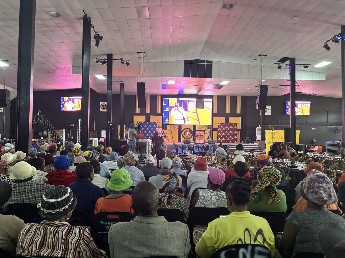 pwc_za's tweet image. We&apos;re spreading joy this festive, giving away food hampers to the elderly and disabled at Phutaditjaba Care of the Aged and Disabled Centre. We’re privileged to partner with the centre to donate hampers annually and will continue our commitment to making a positive contribution.