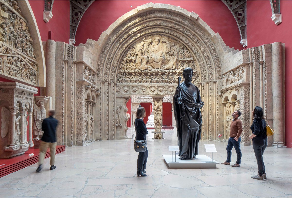À l'occasion de la réouverture de Notre-Dame, la Cité est fière d’avoir contribué à la mise en lumière de cet héritage. Le coq rescapé de l’incendie a été exposé plusieurs mois. Les statues des apôtres et des évangélistes sont toujours visibles jusqu’au printemps 2025.