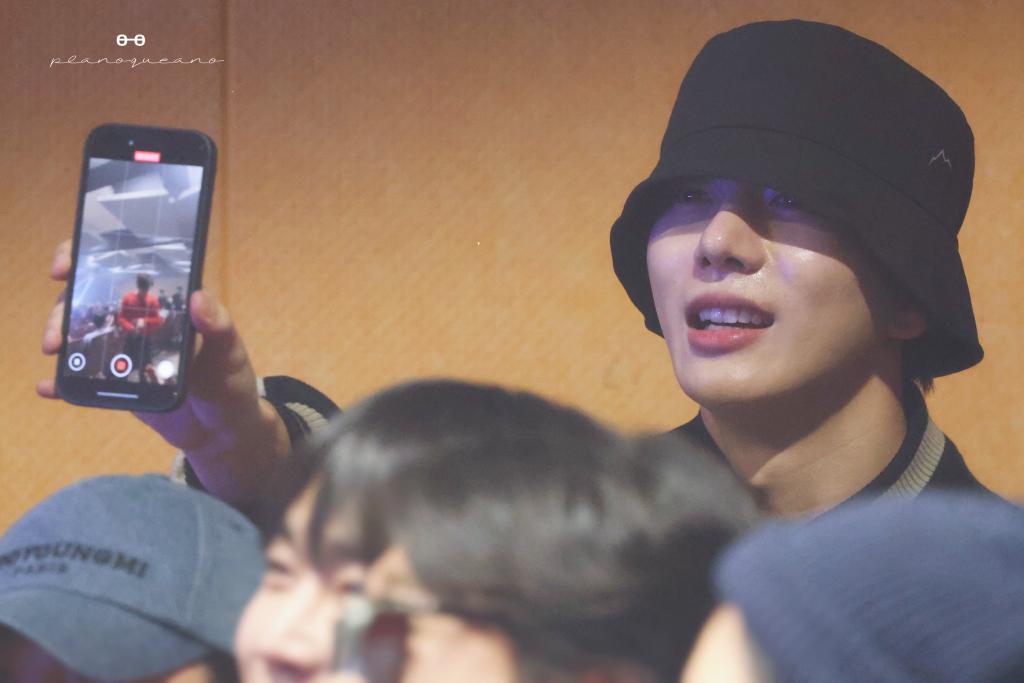 jangyoonism's tweet photo. YEAYYY A PHOTO OF BOMIN WAITING FOR JOOCHAN TO TAKE HIS PHONE 🥹🥹🥹😭😭😭❤️❤️❤️ https://t.co/TREp4vq2b2