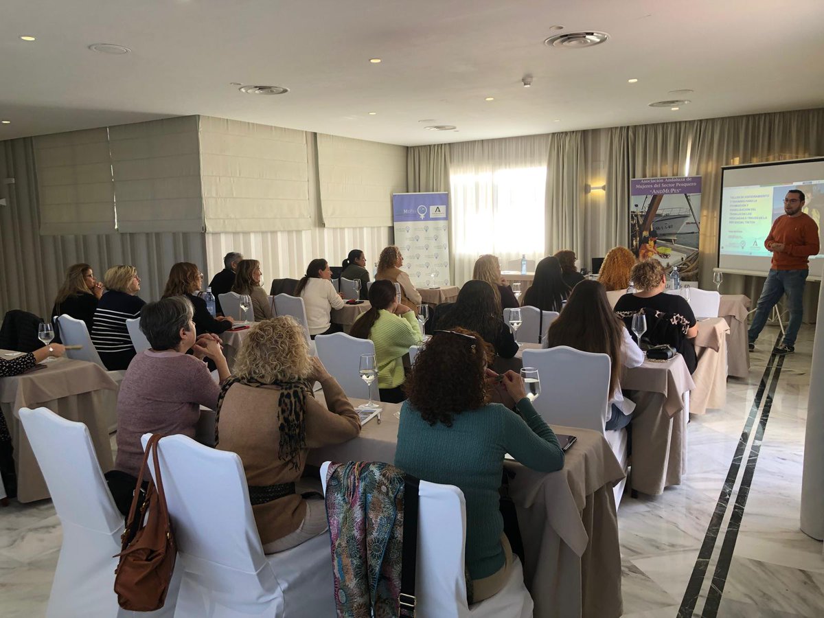 andmupes's tweet photo. Durante las Jornadas AndMuPes celebradas en Motril pudimos conocer los medios sociales desde una perspectiva estratégico y cómo generar oportunidades con @redcompetitiva

https://t.co/tHRPRFbySy
#AndMuPes #Pescamujeres #Pesca #mujer #sectorpesquero https://t.co/Tocf8vuEc7