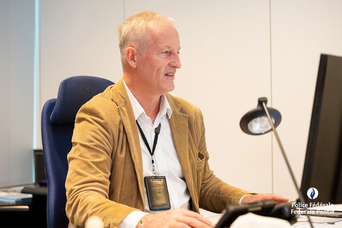 policefederale's tweet photo. 📰 Il a dû plonger dans des dossiers comme la Carolo, Nethys ou le Qatargate... Le patron de l’#OCRC se confie sur son quotidien et celui de ses équipes à l’occasion de la Journée internationale de lutte contre la #corruption 💸⚖️
https://t.co/CQajaT2Lkv

#LutteAuQuotidien https://t.co/xGpTC42Jz0