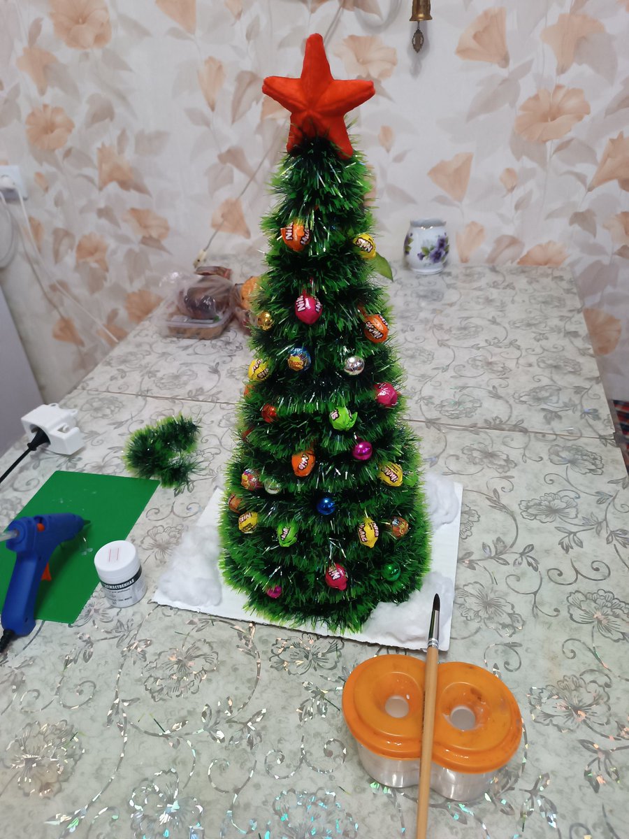 🧡 GE everyone 🧡

Getting ready for the new year. Look what an "edible" New Year tree we made 🎄✨

Who also makes crafts with their own hands - share a photo with me 👇 ☺️