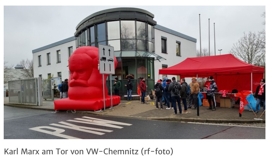 NoAFD_BTW33's tweet image. Vor dem Tor des #VW-Werks in #Chemnitz erwarten die IG Metall - Organisatoren die Kollegen....Die Flugblatt-Verteiler der #MLPD werden freundlich aufgenommen. "Lieber ihr als die von der #AfD". 
#FCKNZS #AfDVerbotSofort #AfDSindFaschisten #NoAfD
rf-news.de/2024/kw50/lieb…