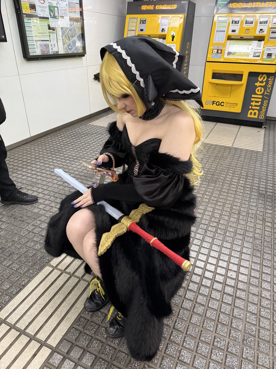 necolowo's tweet photo. 4/4 días de manga barcelona de cosplay y 4/4 días sentadita en el carro porque no me acuerdo de la última vez que hice un evento de 4 días 💕💕💕 gracias por todo me lo he pasado fenomenal ha sido eventazo peak del cine grupales que llevaba queriendo mucho tiempo!!!! https://t.co/sNZtNzLLoR