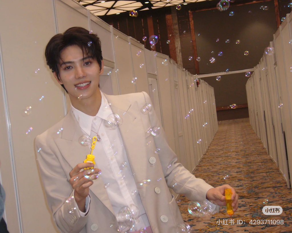 Luoyizhou1603's tweet photo. 20241209｜Xiao Hong Shu Update!

ฟิล์ม​หมุนอดีตและอนาคต

🔗 https://t.co/EoNT0TSrK1

#2024iQIYIScreamNight
#หลัวอีโจว 
#LuoYizhou 
#罗一舟 https://t.co/RfbrWAPU96