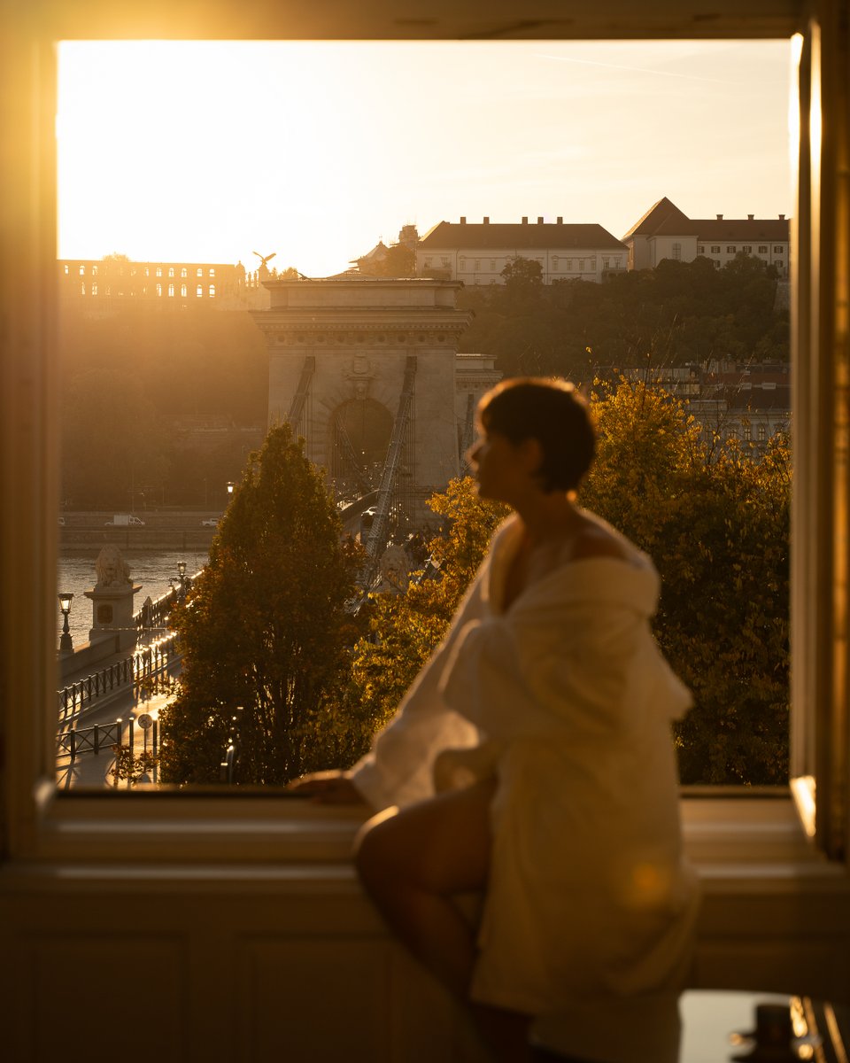 Don’t you just love slow evenings in the comfort of your room? Let us pamper you with sumptuous treats as you enjoy the scenic views from your Danube River View room, overlooking the iconic Chain Bridge and Buda.

📸 x @vanessadaylife
#greshampalace #fsbudapest