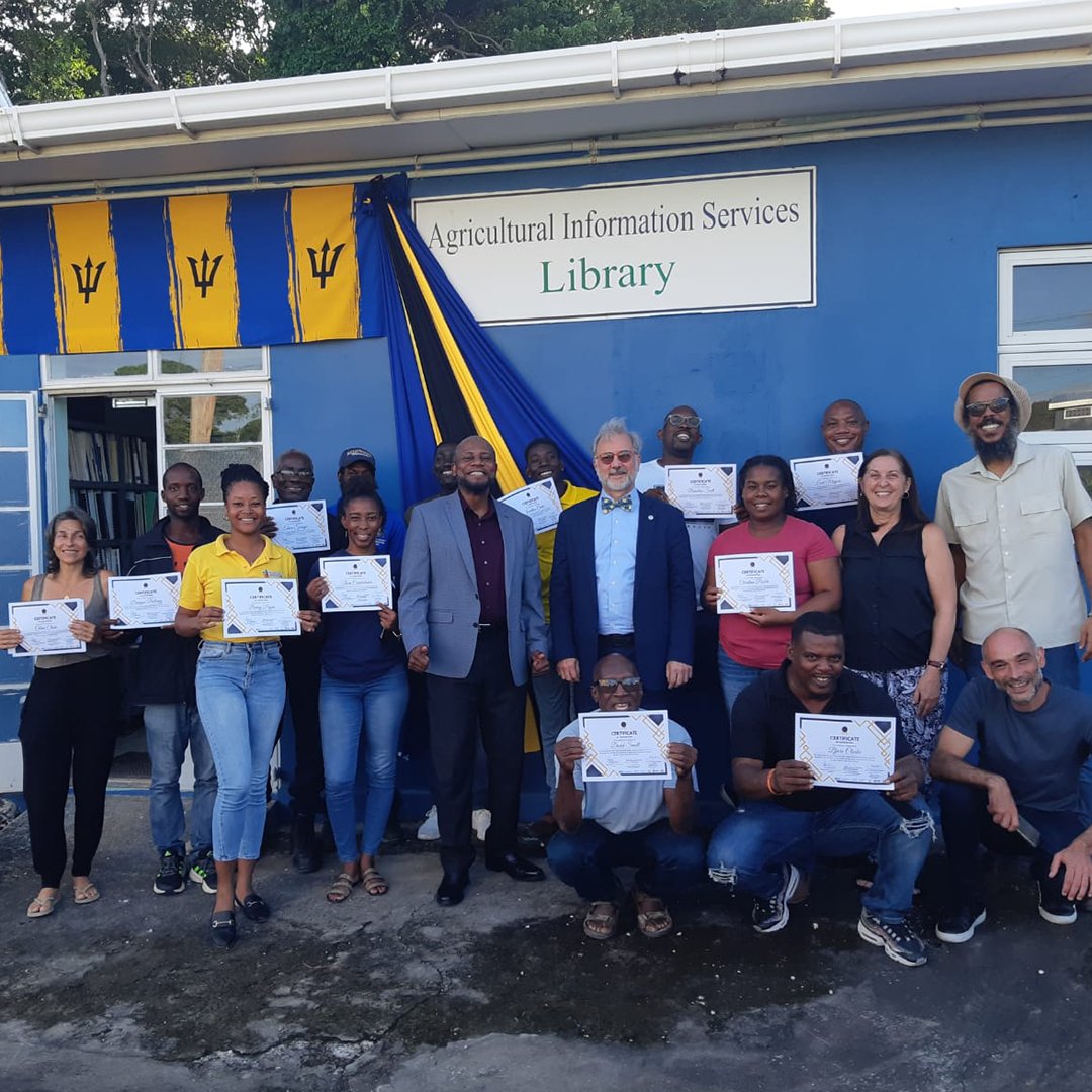CAP_PAMPERO's tweet photo. 🌍🐝 ApiCaribe: fortaleciendo la apicultura

El proyecto ApiCaribe continuó con su recorrido, visitando su tercer destino: Barbados 🇧🇧, donde se llevó a cabo el curso de crianza de reinas, en línea con las actividades realizadas en países anteriores. (1/6) https://t.co/JpWlx7ZGA0