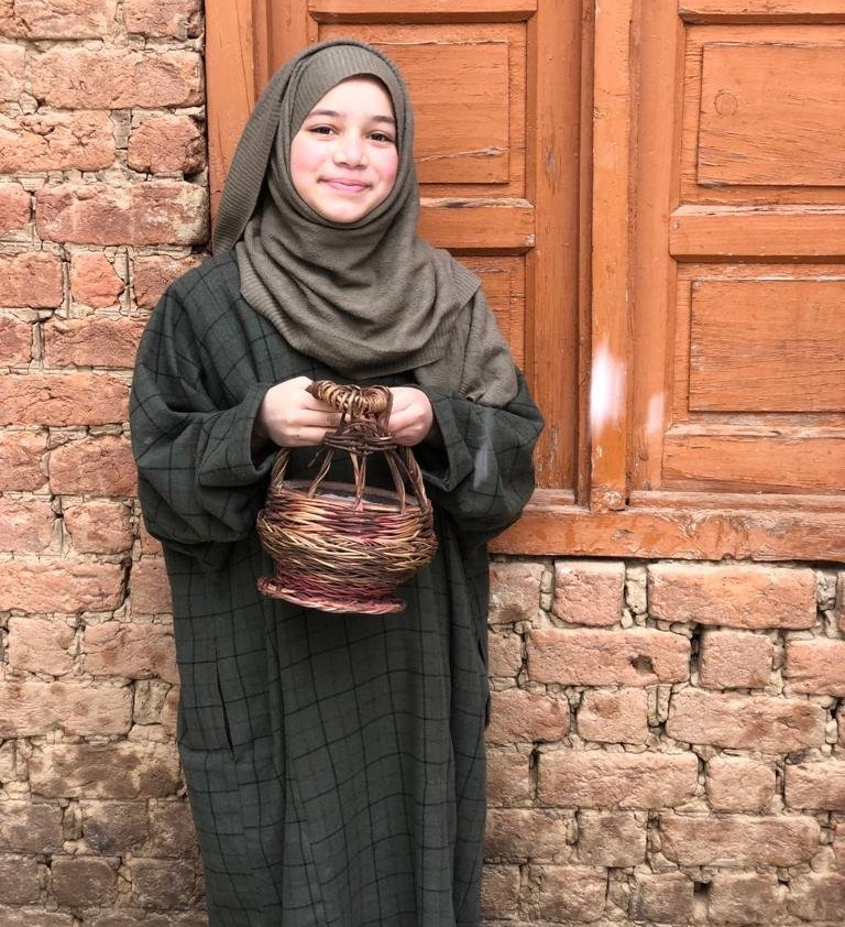 Vaasta_A_Ulfat's tweet photo. Pheran and Kangri, a winter's delight, bringing warmth and smiles. 

Wrapped in tradition, embracing the cold with warmth and comfort. A symbol of heritage and resilience, making every winter moment special. 

#WinterVibes #Kashmir #TraditionInStyle #WarmthInCold https://t.co/AbN27UfubR