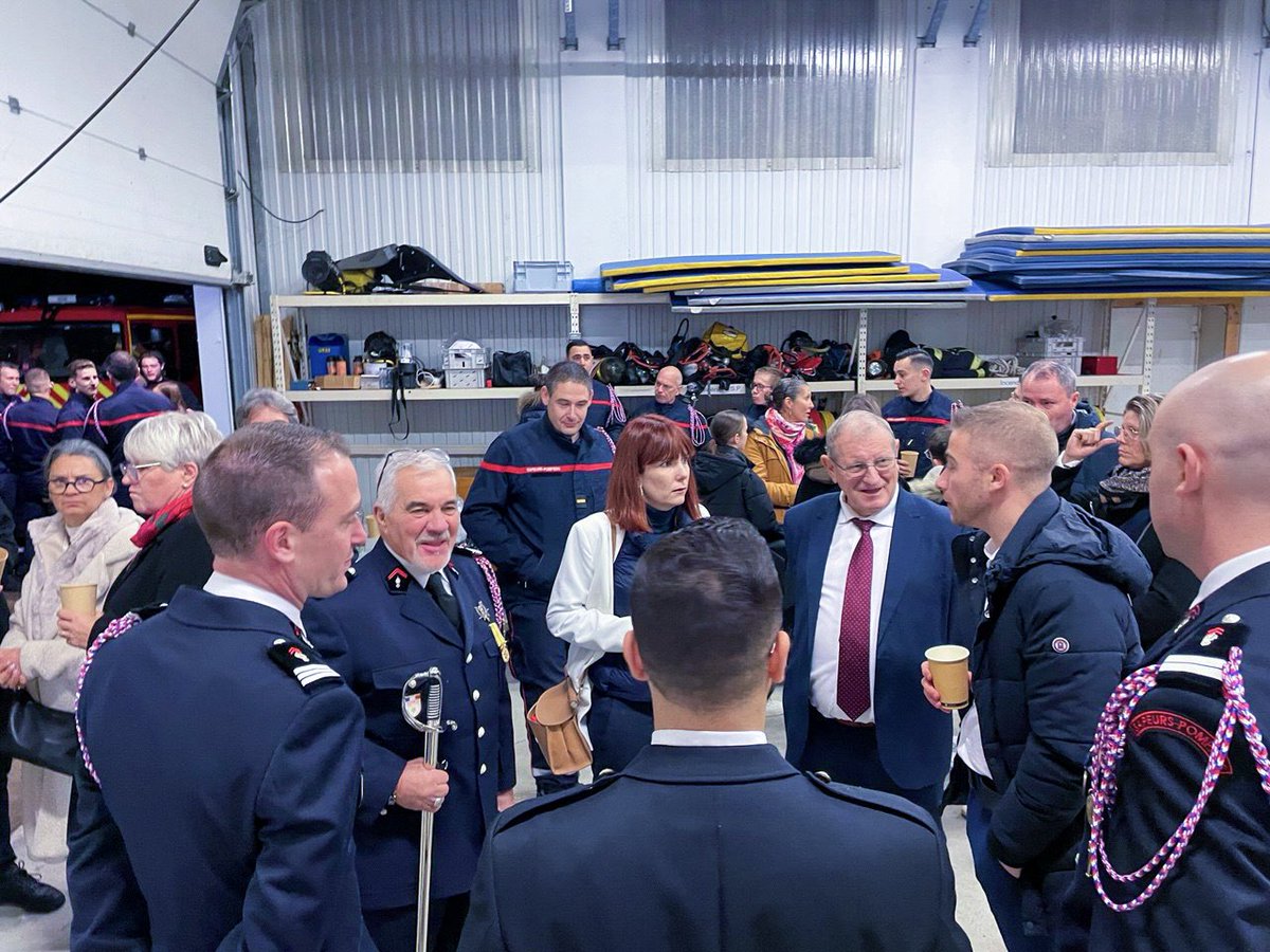 Tiffany_Joncour's tweet image. Très honorée d’avoir participé à la Sainte-Barbe aux côtés des pompiers de #Jonage. Merci pour votre dévouement, votre courage et votre engagement au service de tous. 👏🏻🚒
#SDMIS #Rhône