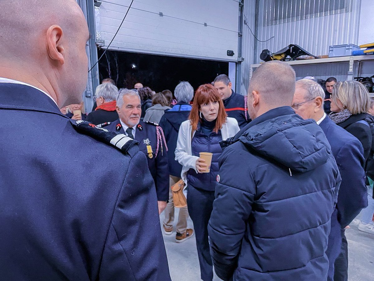 Tiffany_Joncour's tweet image. Très honorée d’avoir participé à la Sainte-Barbe aux côtés des pompiers de #Jonage. Merci pour votre dévouement, votre courage et votre engagement au service de tous. 👏🏻🚒
#SDMIS #Rhône
