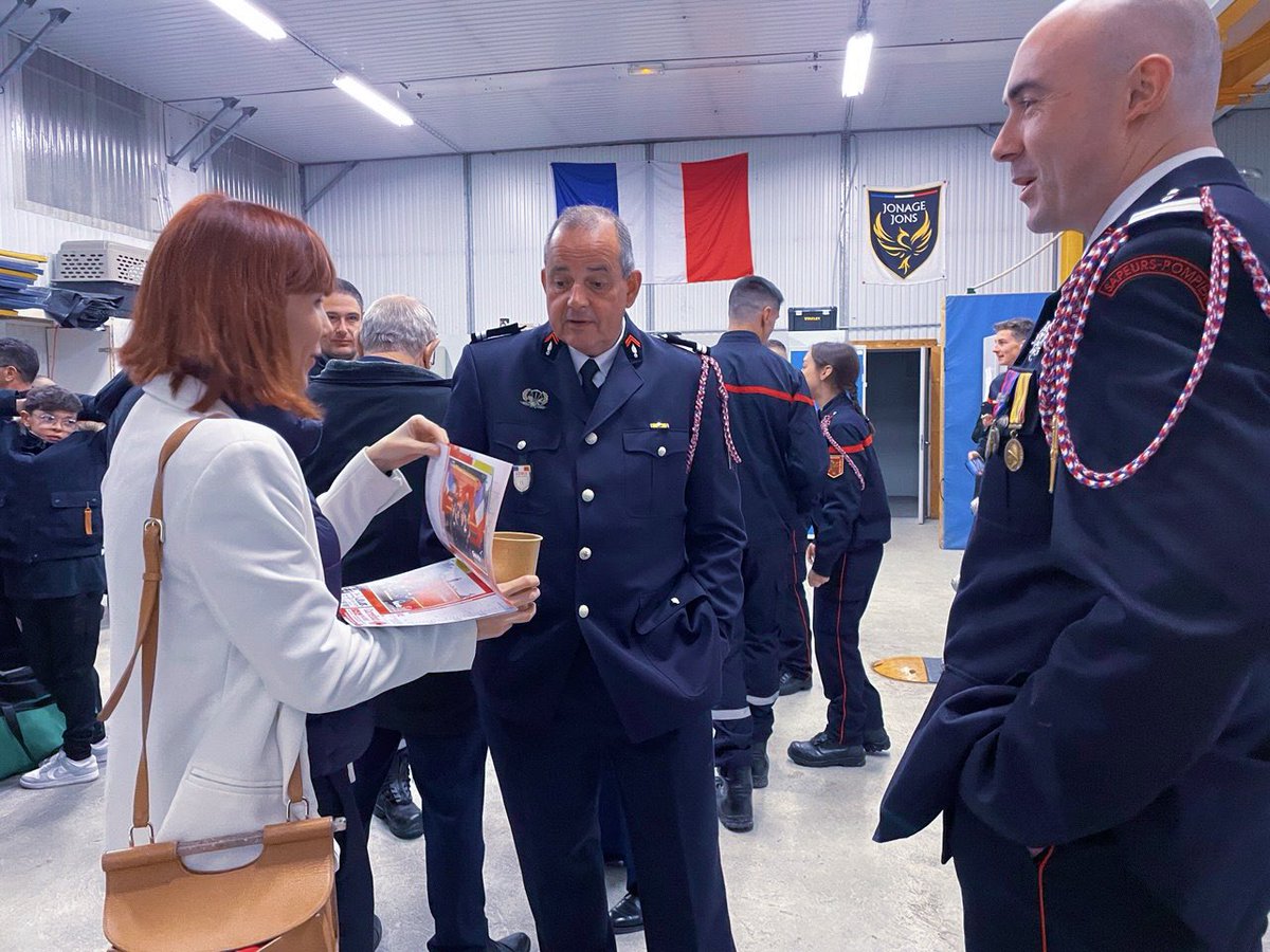 Tiffany_Joncour's tweet image. Très honorée d’avoir participé à la Sainte-Barbe aux côtés des pompiers de #Jonage. Merci pour votre dévouement, votre courage et votre engagement au service de tous. 👏🏻🚒
#SDMIS #Rhône