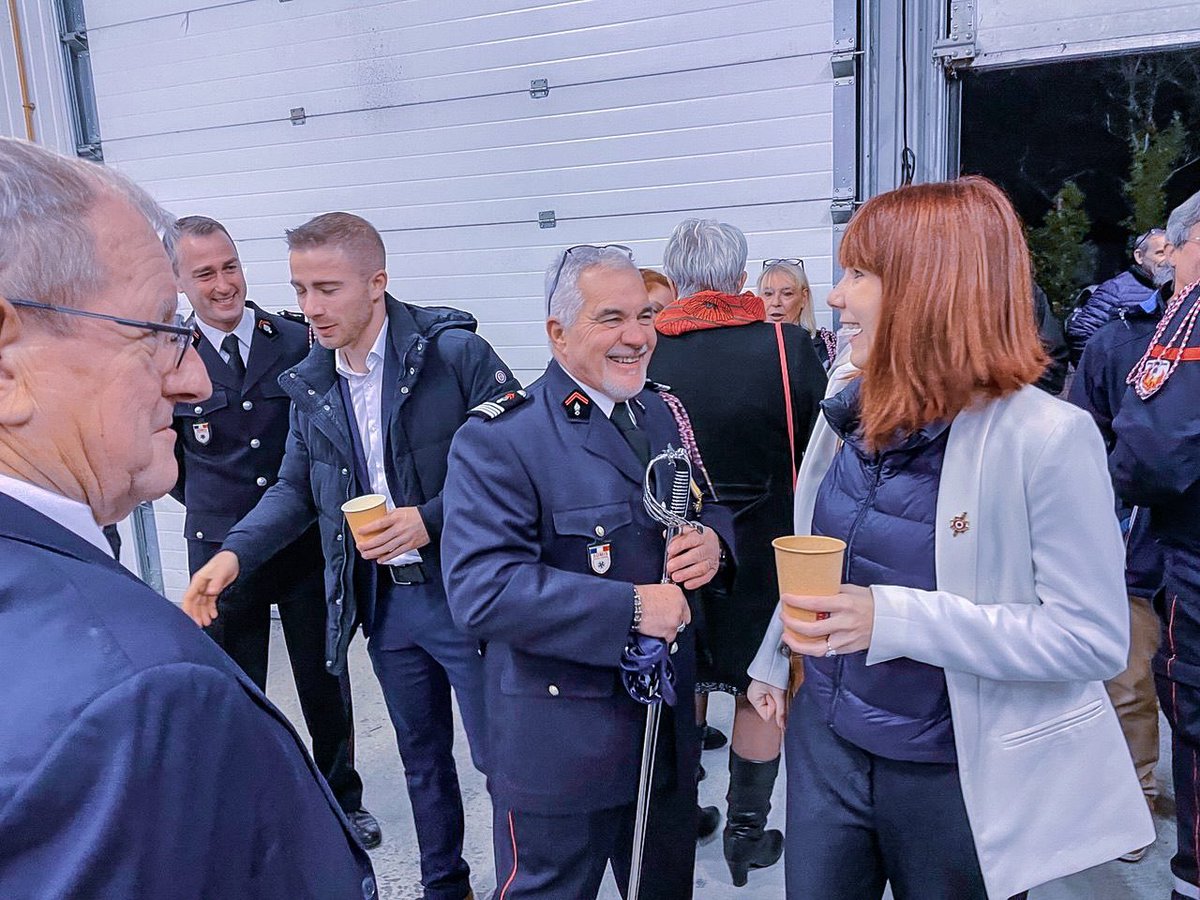 Tiffany_Joncour's tweet image. Très honorée d’avoir participé à la Sainte-Barbe aux côtés des pompiers de #Jonage. Merci pour votre dévouement, votre courage et votre engagement au service de tous. 👏🏻🚒
#SDMIS #Rhône