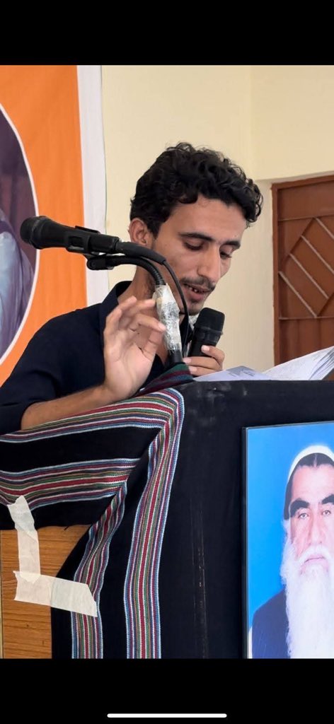 ShaleeBaloch's tweet photo. میراج شاد ،گمشاد بلوچ ،دودا بلوچ  ءُ مزمل بلوچ دوشی چہ کراچی ءَ زورانسری بیگواہ کنگ بوتگ اَنت ، یات بہ بیت کہ بلوچستان ءِ تہ ءَ گار ءُ بیگواھی ءِ دِرچ روچ پہ روچ ودان اِنت، گیش ھما بلوچ بیگواہ کنگ بوئگ ءَ اَنت کہ آ وانندگیں سر اَنت، بلوچ  ءِ وانندگیں سرانی مزنیں لڑ ءِ  ریاستی زندانانی تہ ءَ بندیگ اِنت،اے گار ءُ بیگواھی ءِ هلاپءَ مارا یکجاہ بوئگی اِنت ءُ توار چست کنگی اِنت 
#SaveBalochStudents
#EndEnforcedDisappearances