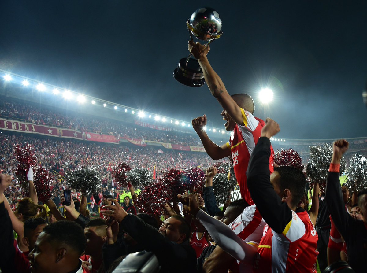 juandiosorio7's tweet photo. No es un buen día para que el hincha de Millonarios hable de Santa Fe.

Hace 9 años exactos, mientras los azules le hacían fuerza a Huracán, el león levantó el título más importante en TODA la historia del fútbol bogotano.

9 de diciembre de 2015. https://t.co/h5x5amARhx