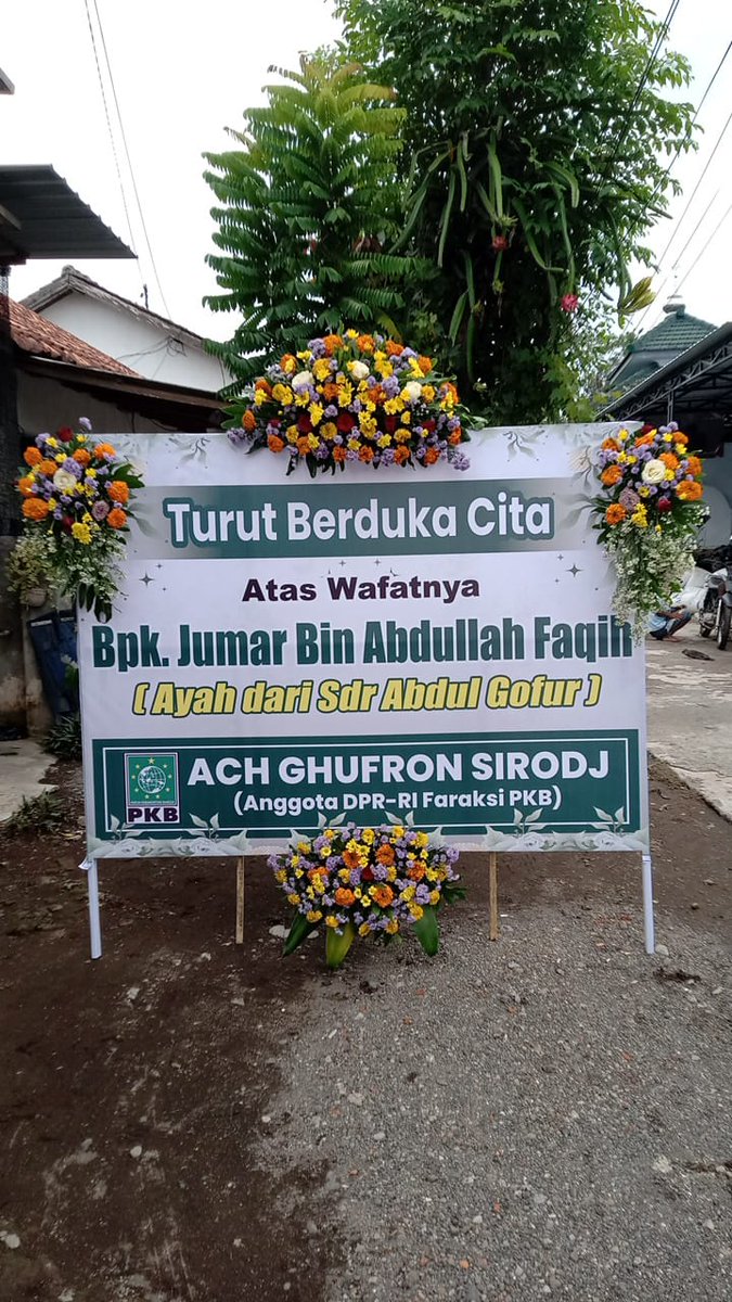 Selalu ada yg pergi, sampai kita jg kembali. Innaa lillaahi Wainnaa ilaihi rooji'uun. Sy brsaksi almarhum orang yg baik. Semoga Husnul khatimah. Aamiin.
Trm kasih u/ para kiai, tokoh msyrkat, senior dan sahabat2 yg turut mndoakan dan mnsupport keluarga yg masih berduka ...