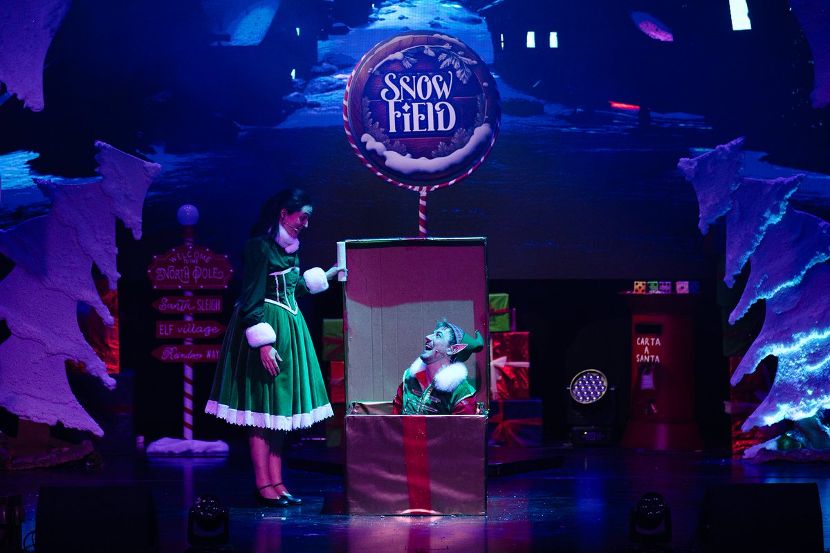 ParqueWarner's tweet photo. The Santa's Magical Bell, el nuevo musical de #ParqueWarner. 🎶✨ Acompaña a Buffy, el elfo más intrépido de Papá Noel, en una misión especial para devolver el espíritu navideño a la aldea de Snowfield. ¿Quién lo ha visto ya? 🤩  #ChristmasStudioss

🎅 https://t.co/Gm26hFuhZG https://t.co/yZq8EWvB9E