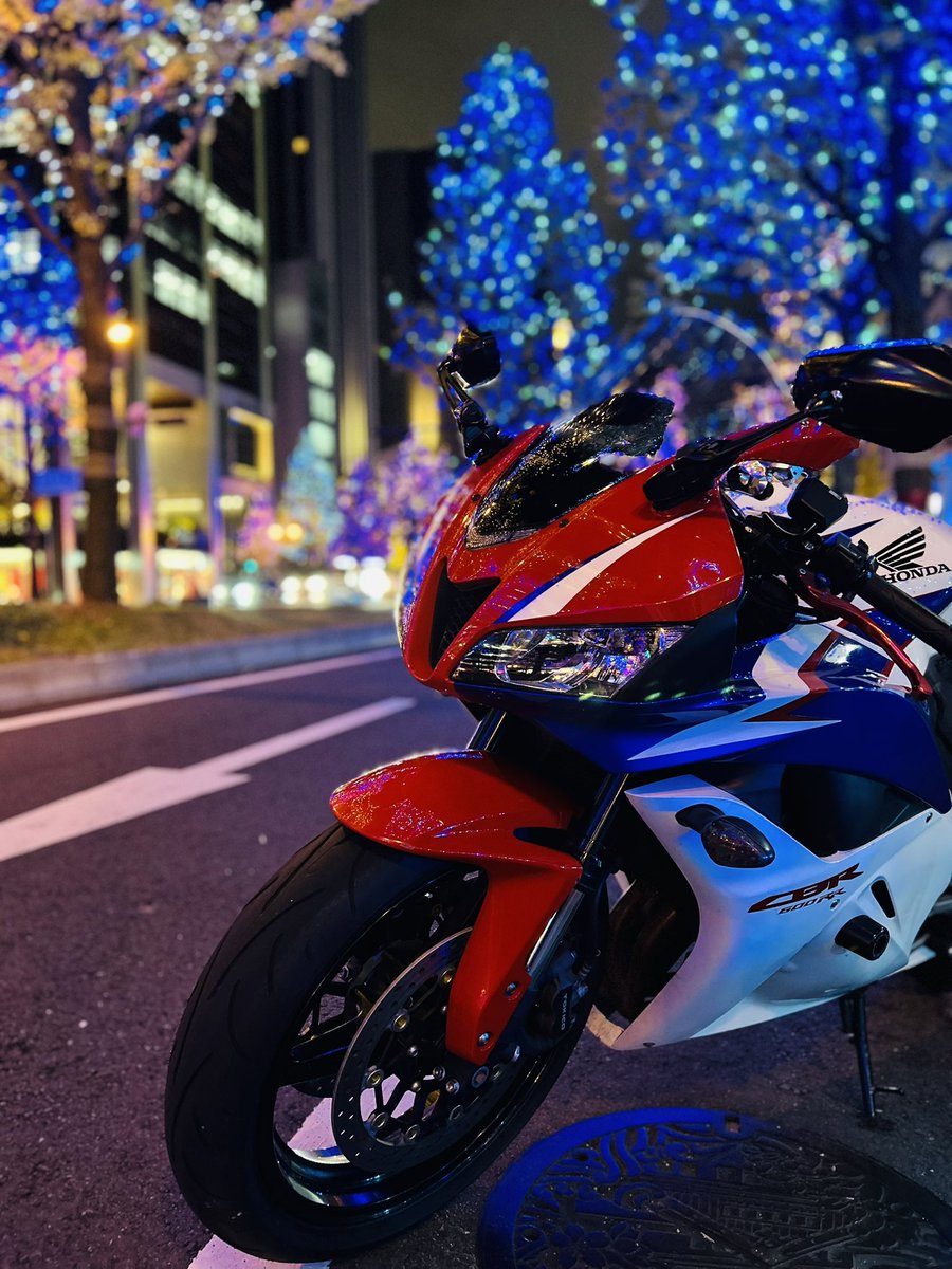 o9insr_6rr's tweet photo. ロクダボで御堂筋イルミ行ってきた!
滞在時間3分くらい笑
#CBR600RR
#Honda
#toce
#バイク乗りと繋がりたい https://t.co/V7QDnvqwKW