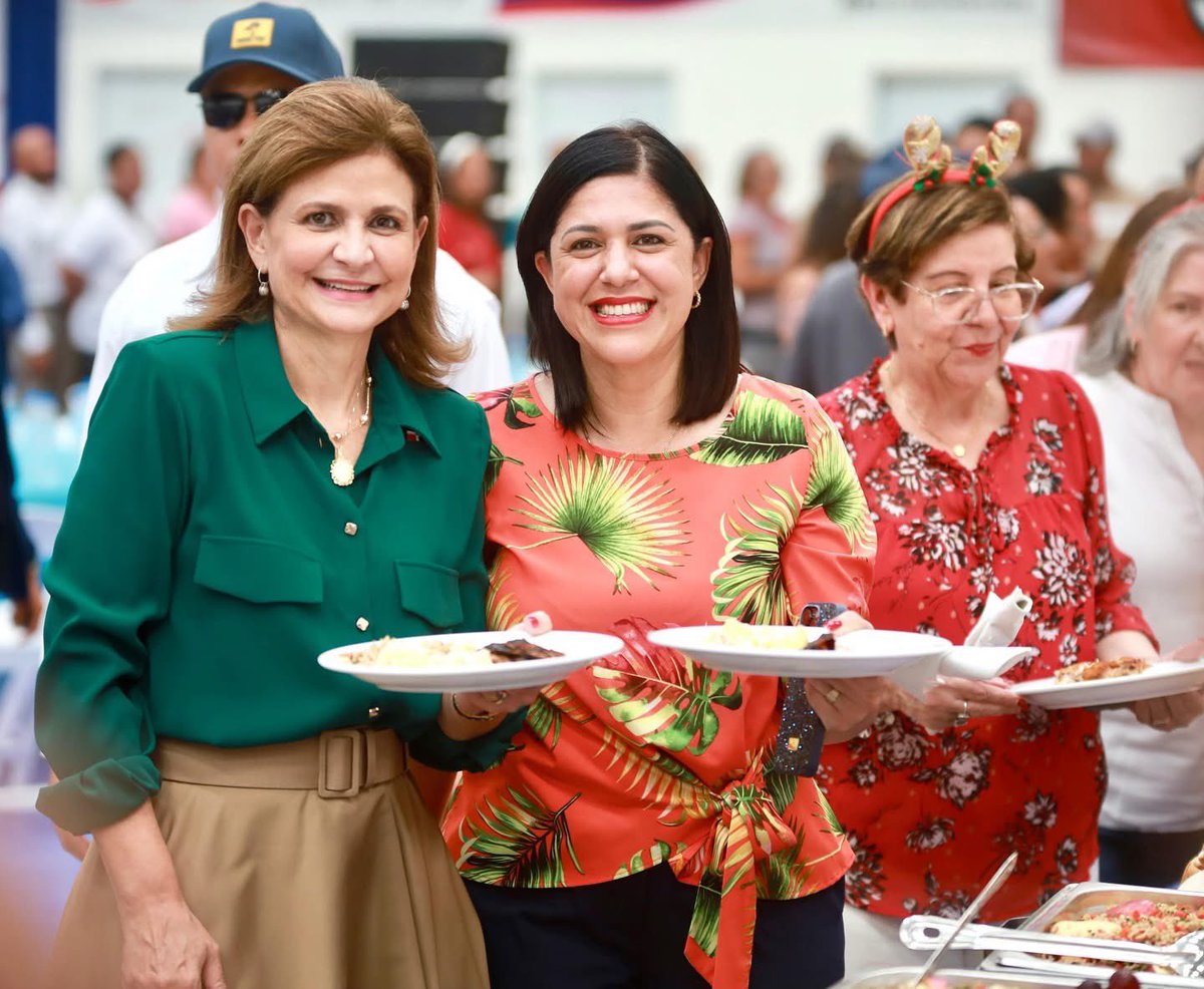 MechoSenad93147's tweet photo. 🎄✨ Estamos en Navidad!
Cada día se convierte en una ocasión para abrazarnos y compartir. Hoy, junto a @raquelpenavice y @nicasiolissette, disfrutamos de “La Navidad del Cambio” en Salcedo.

Llevando magia, esperanza y solidaridad a quienes más lo necesitan.
@SenadoRD https://t.co/xSsrOOGxIT