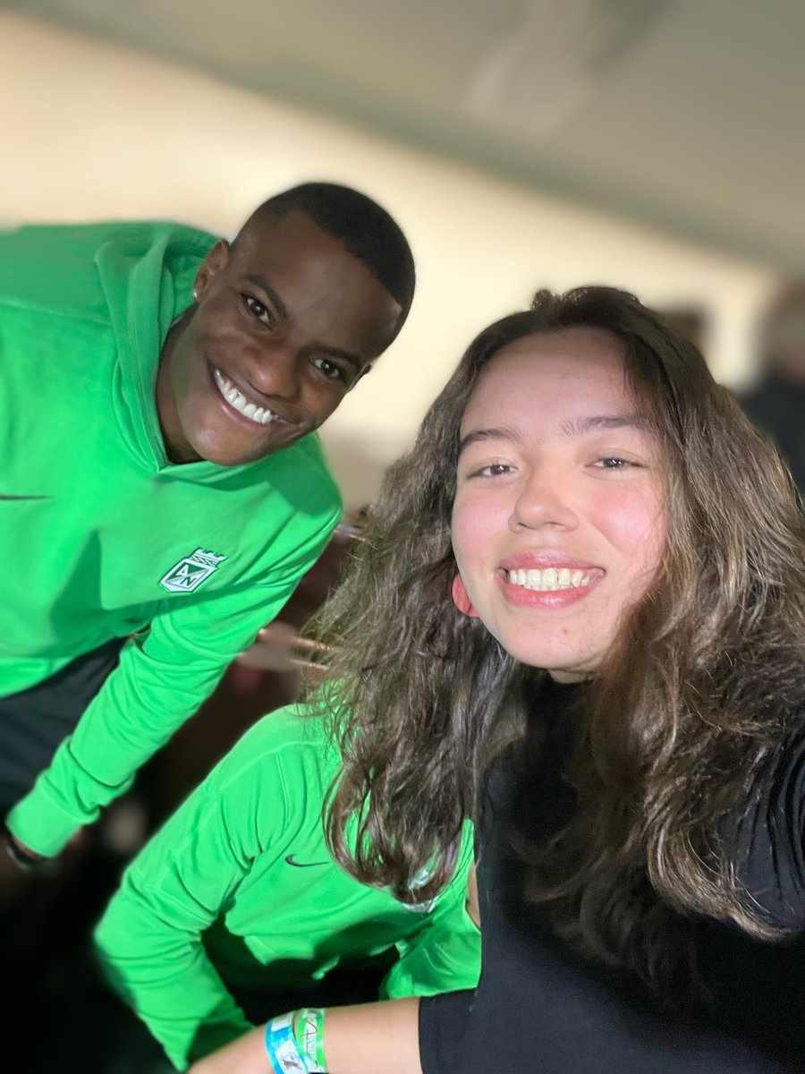 SoyJerome__'s tweet photo. Hace unos meses con el señor jugador que ayer se hizo el GOL DEL AÑO.

Bendito el día en que llegó Andrés Felipe Román a Atlético Nacional. Qué HOMBRE!! 💚 https://t.co/y4OTDpObuC