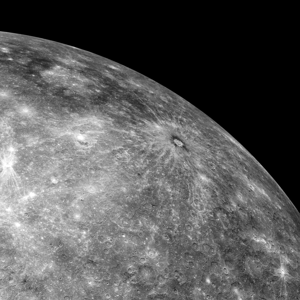 DLR_de's tweet photo. Flyby um #Merkur! 🔥🛰️ Das DLR-Spektrometer MERTIS an Bord der ESA-JAXA-Sonde @BepiColombo hat erstmals die Oberfläche im mittleren Infrarotbereich untersucht. Die Messungen liefern neue Erkenntnisse zu Zusammensetzung, Mineralogie und Temperaturen.🚀ℹ️: https://t.co/o9bPjLAh5m https://t.co/RxKXgAJd1m
